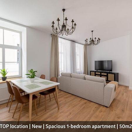 Spacious 1-Bedroom Apartment In The Heart Of Old Town リガ エクステリア 写真