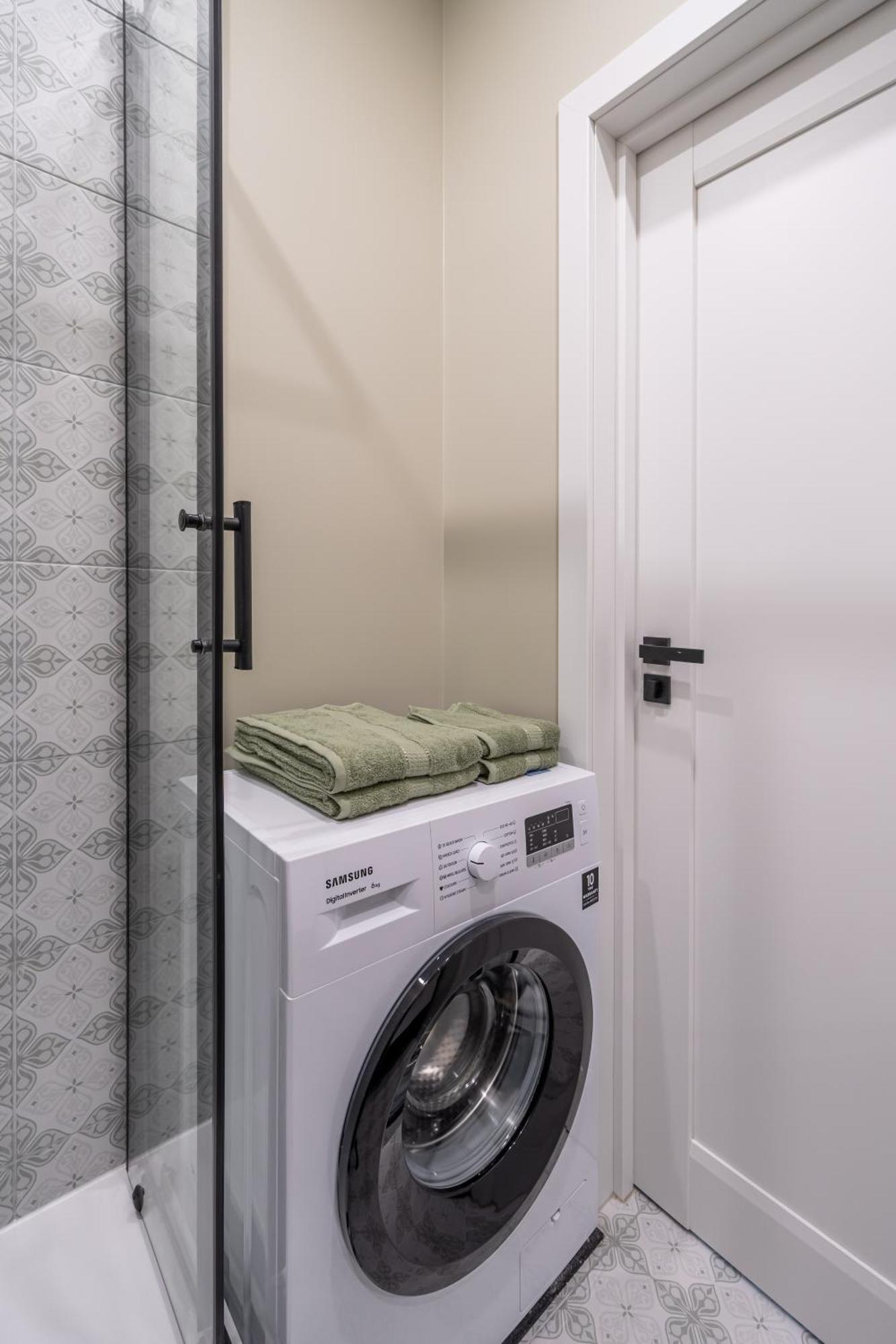 Spacious 1-Bedroom Apartment In The Heart Of Old Town リガ エクステリア 写真
